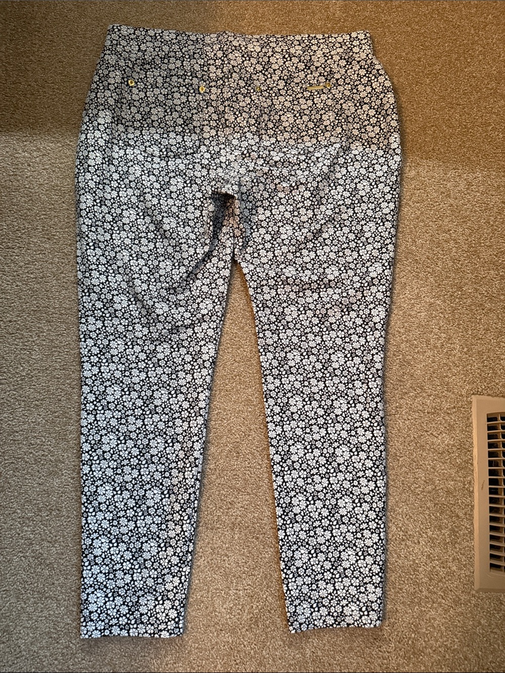 Michael Kors Black & White Floral Cropped Pants - Picture 6 of 6